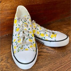 🍋 Converse girl’s low tops with lemon 🍋 pattern